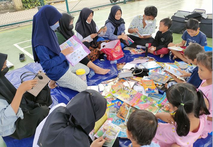 Anak-anak membaca bersama